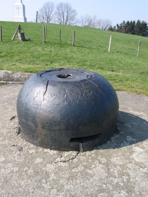 Beobachtungskuppel eines Bunkers in Croix de Charneux, Belgien